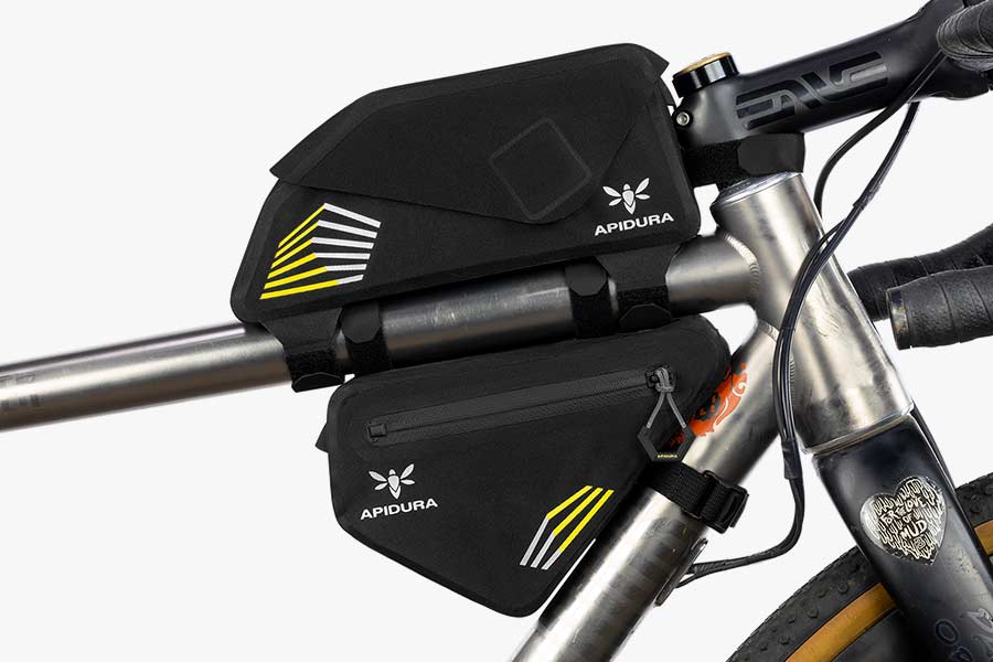 Apidura Racing Rahmentasche 1 L neben der Racing Oberrohrtasche