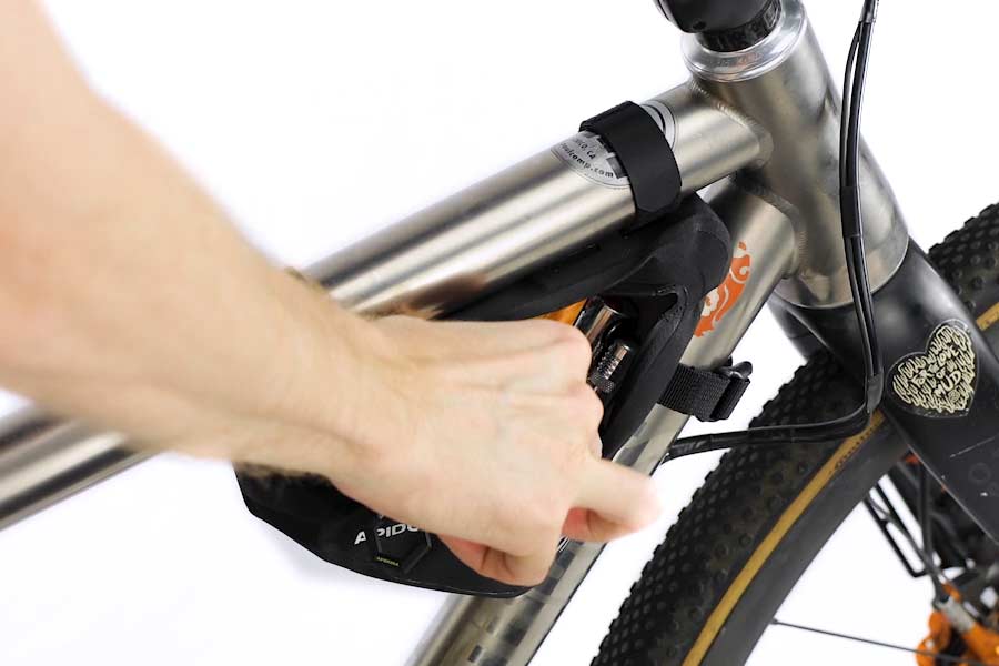 Reißverschlusszugang an der Apidura Racing Frame Pack 1 L