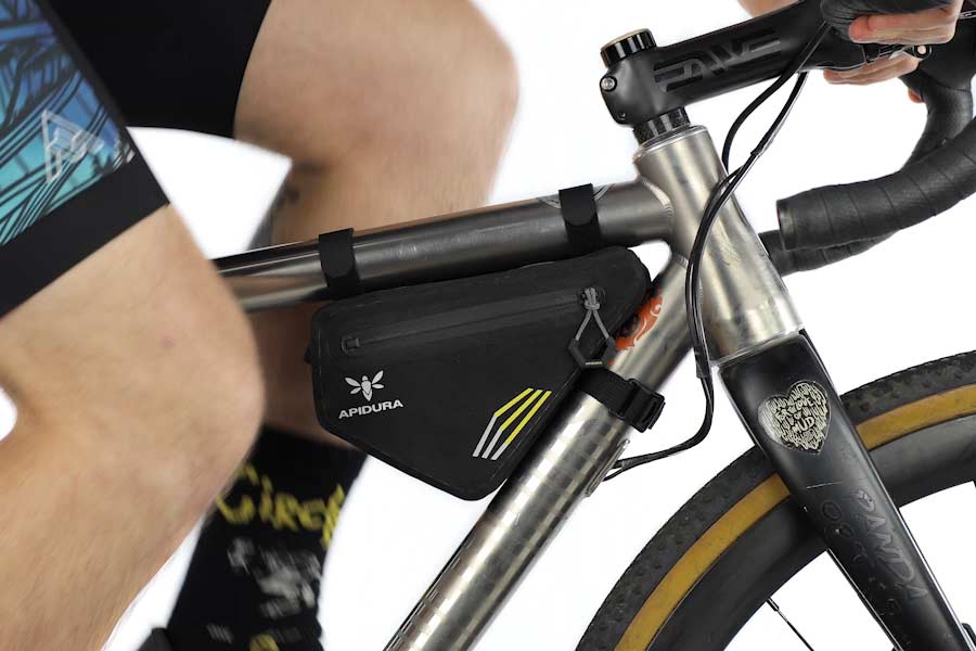 Schlankes Profil der Apidura Racing Frame Pack 1 L für Kniefreiheit