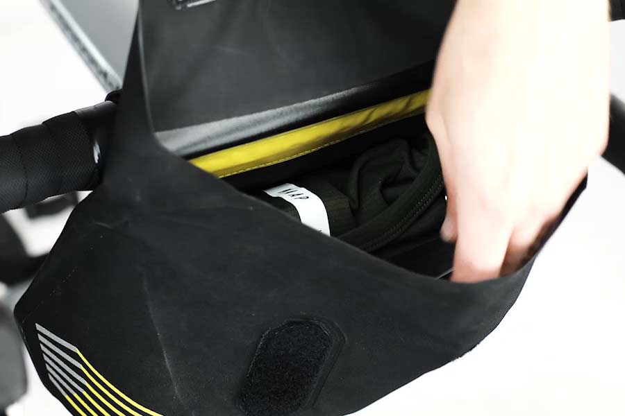Nem åbning uden lynlås på Apidura Racing Handlebar Pack