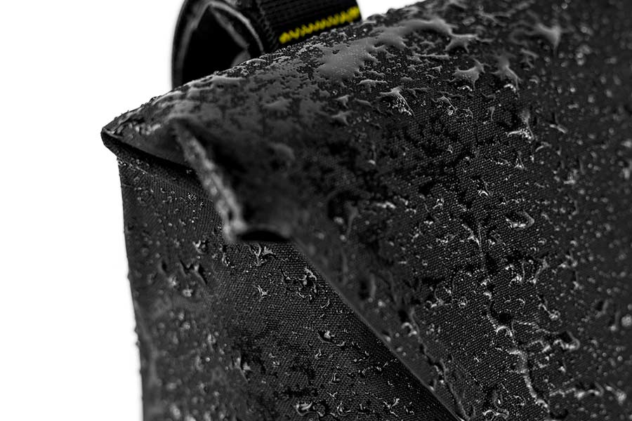 Vandtæt svejset konstruktion på Apidura Racing Handlebar Pack