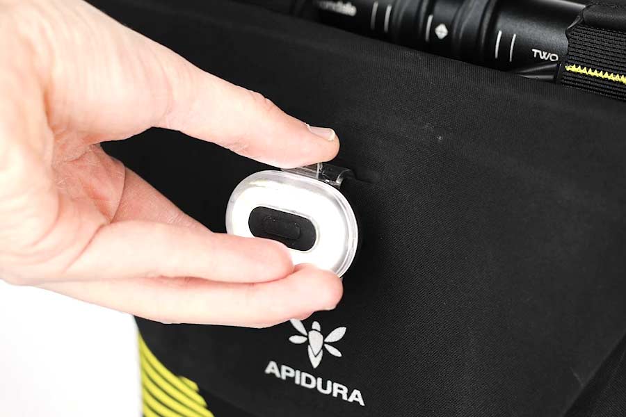 Integreret lygteholder på Apidura Racing Handlebar Pack