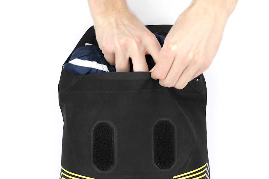 Stretchpaneler på Apidura Racing styrtaske