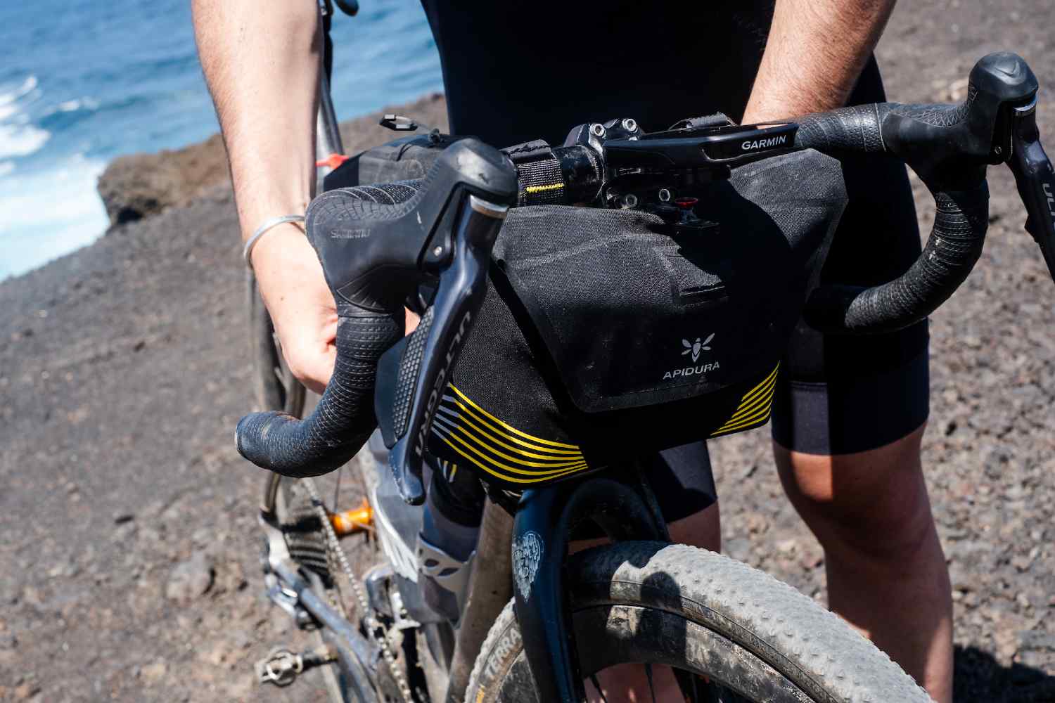 Apidura Racing Styrtaske på en landevejscykel