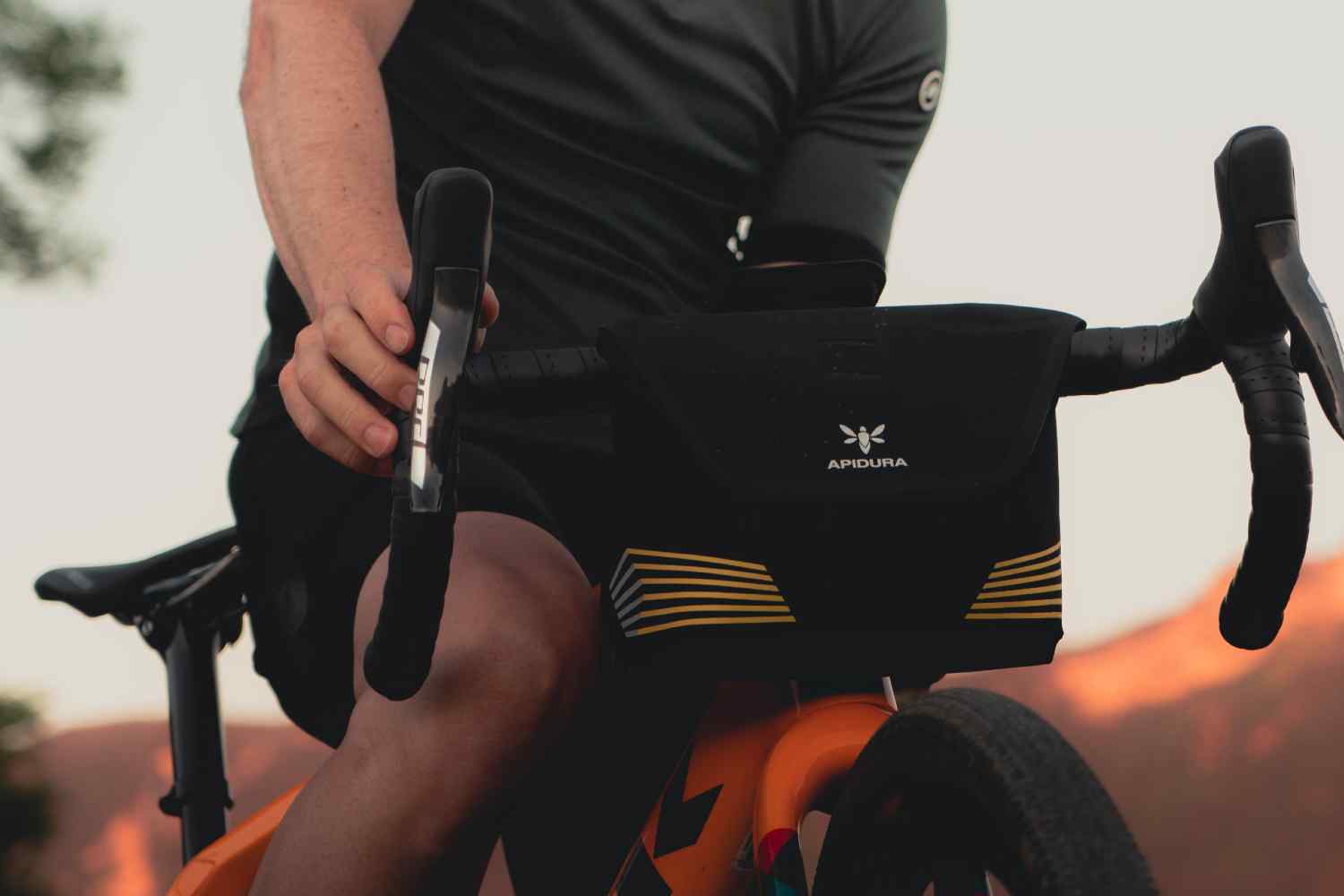 Kørsel med Apidura Racing Handlebar Pack