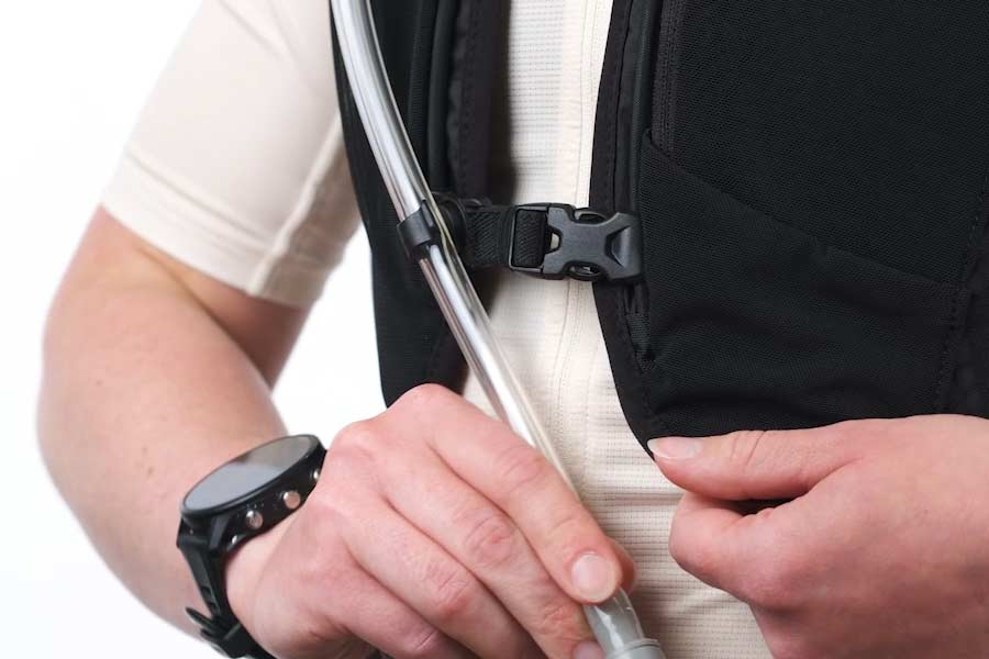 Magnetischer Clip für den Trinkschlauch an der Apidura Racing Hydration Vest