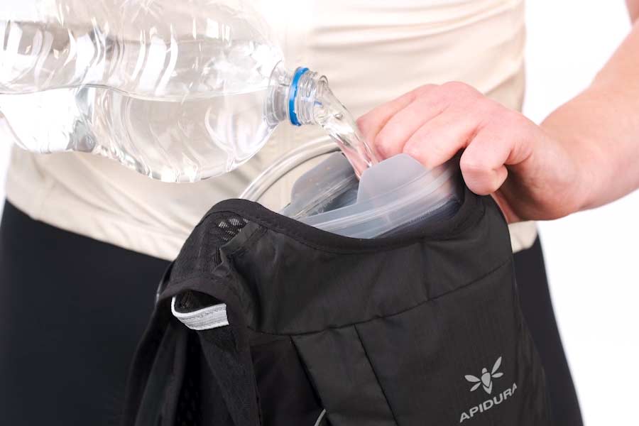 Nachfüllen in der Apidura Racing Hydration Vest