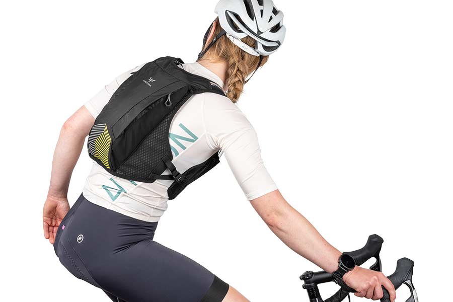 Anatomischer Sitz der Apidura Racing Trinkweste auf dem Rad