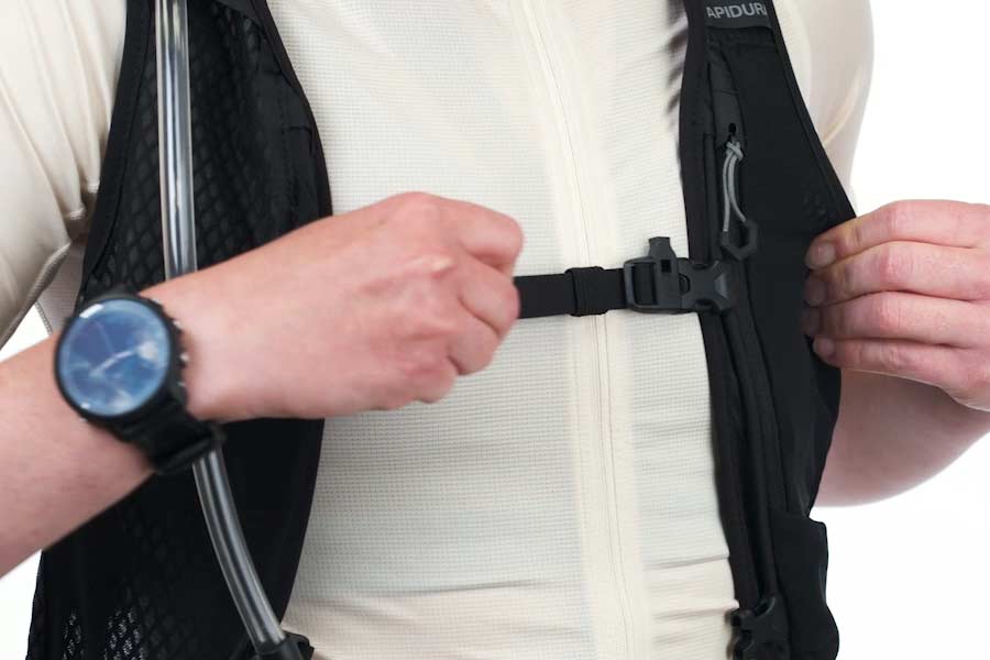 Verstellbare Brustgurte der Apidura Racing Trinkweste