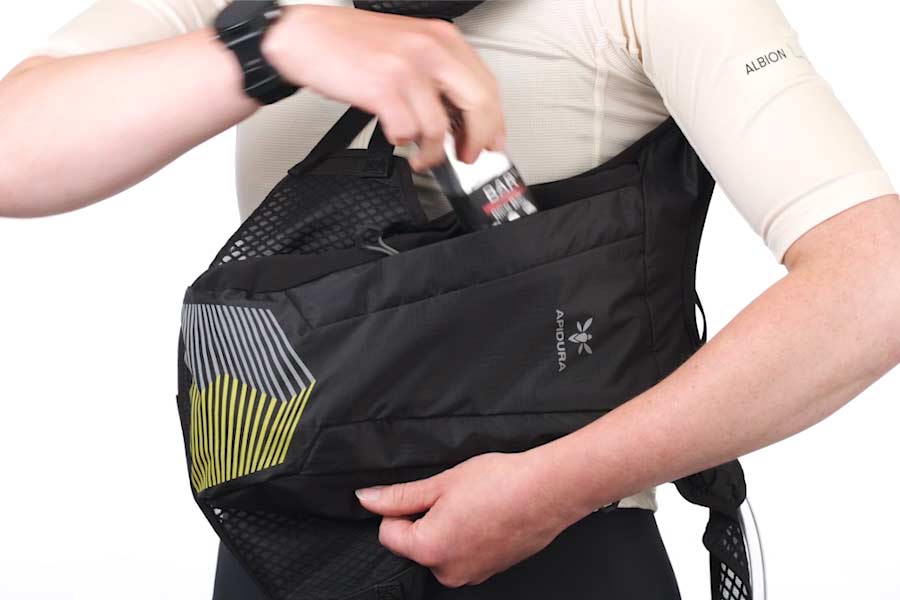 Hintere Reißverschlusstaschen der Apidura Racing Hydration Vest