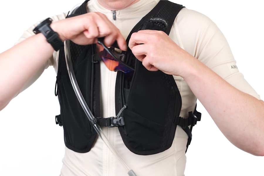 Vordere Reißverschlusstasche der Apidura Racing Hydration Vest
