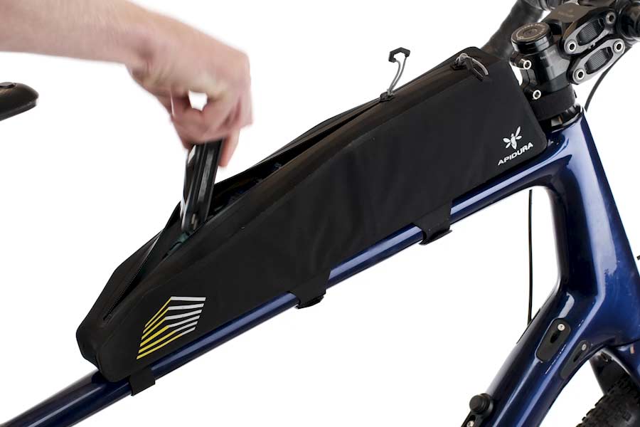 Helt vattentät dubbelriktad dragkedja på Apidura Racing Long Top Tube Pack