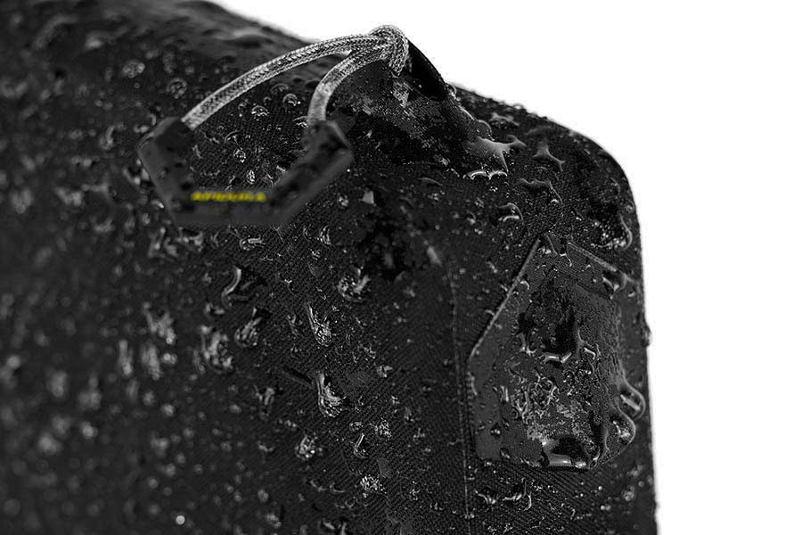 Vattentätt Hexalon-tyg på Apidura Racing Long Top Tube Pack