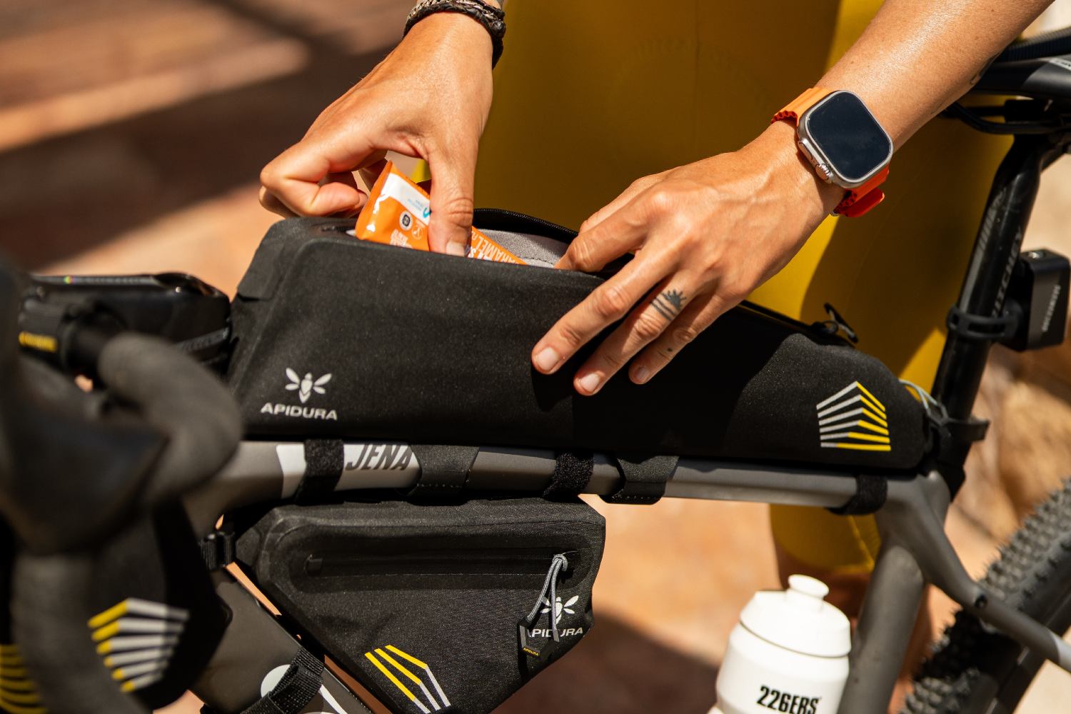 Apidura Racing Long Överrörsväska på en cykel