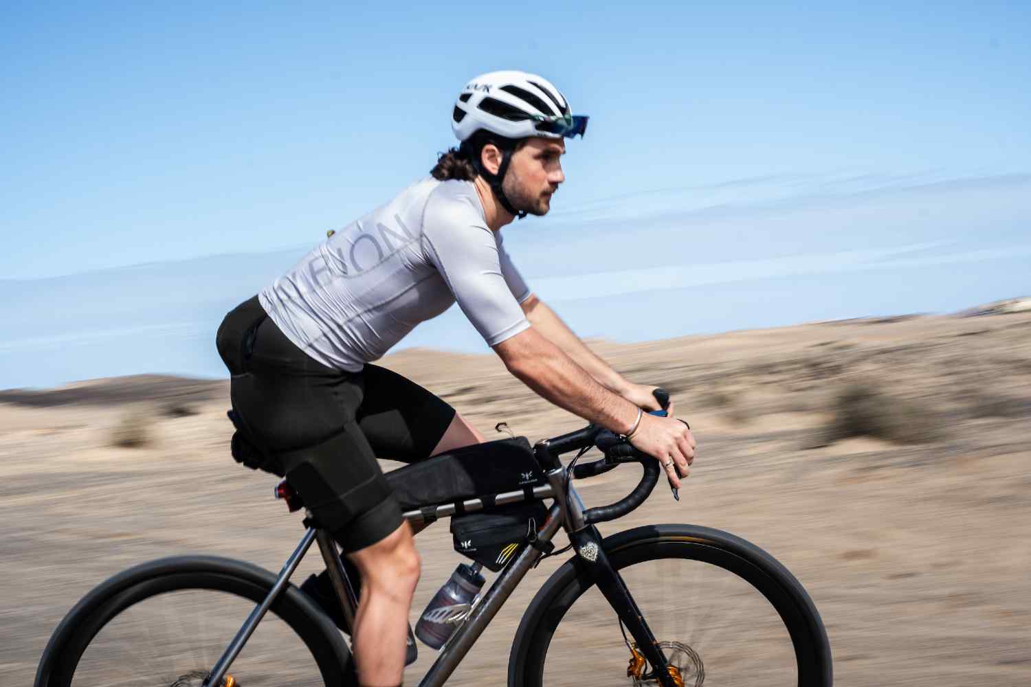 Cykling med Apidura Racing Long Top Tube Pack