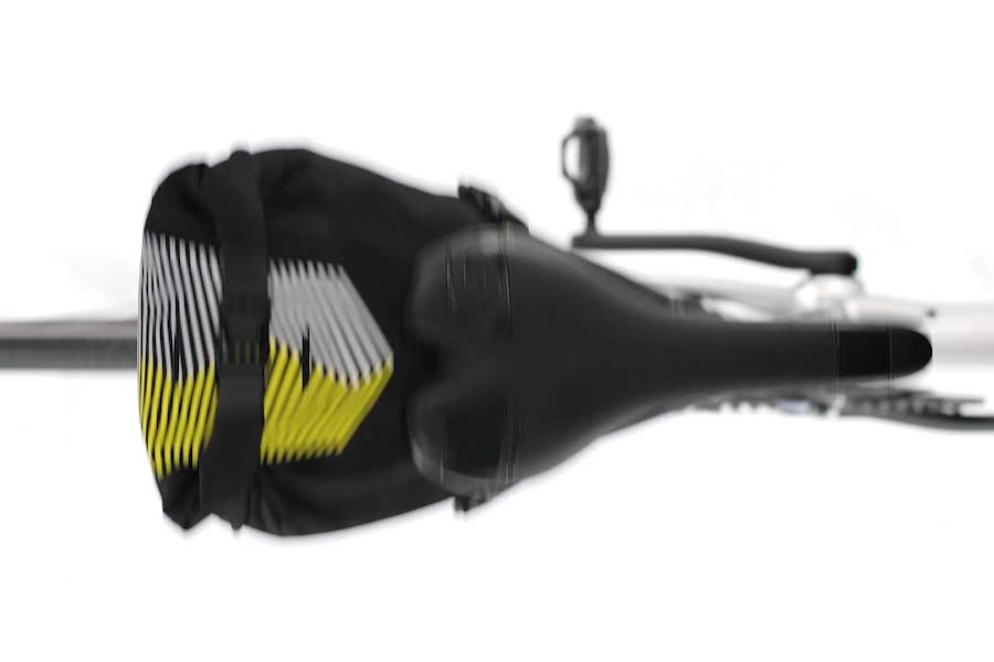 Trepunkts-antisvaj-fastgørelse på Apidura Racing Saddle Pack