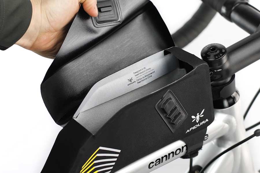 Magnetische Öffnung über die ganze Länge der Apidura Racing Top Tube Pack