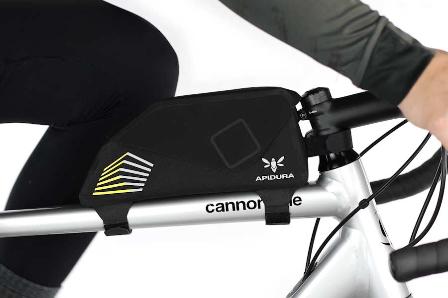 Schlankes Design der Apidura Racing Top Tube Pack für Kniefreiheit
