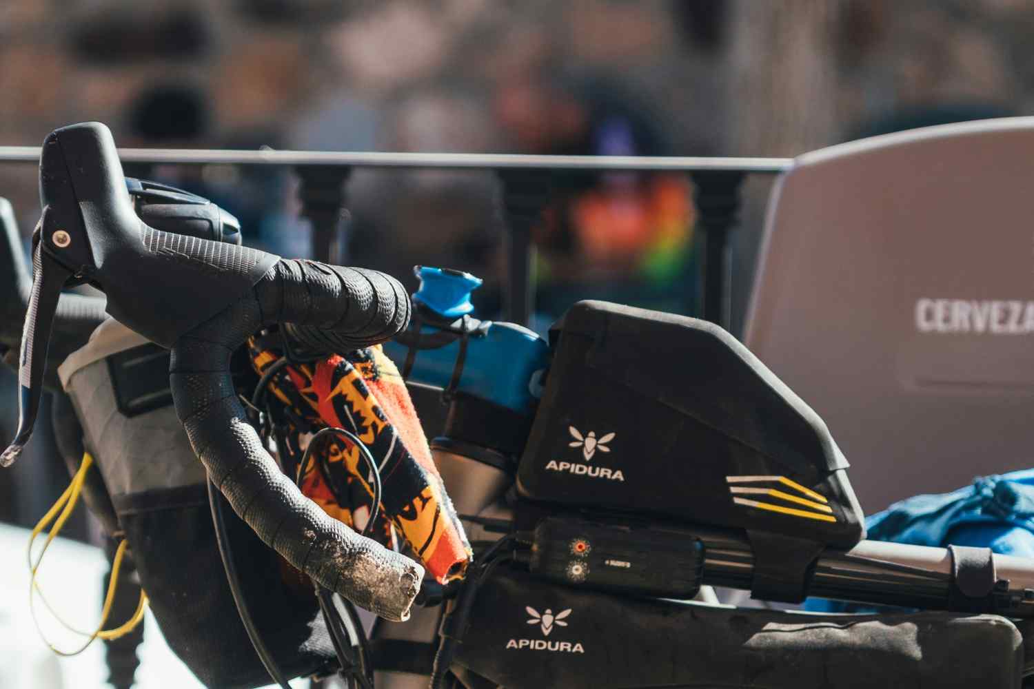 Apidura Racing Oberrohrtasche an einem Rad