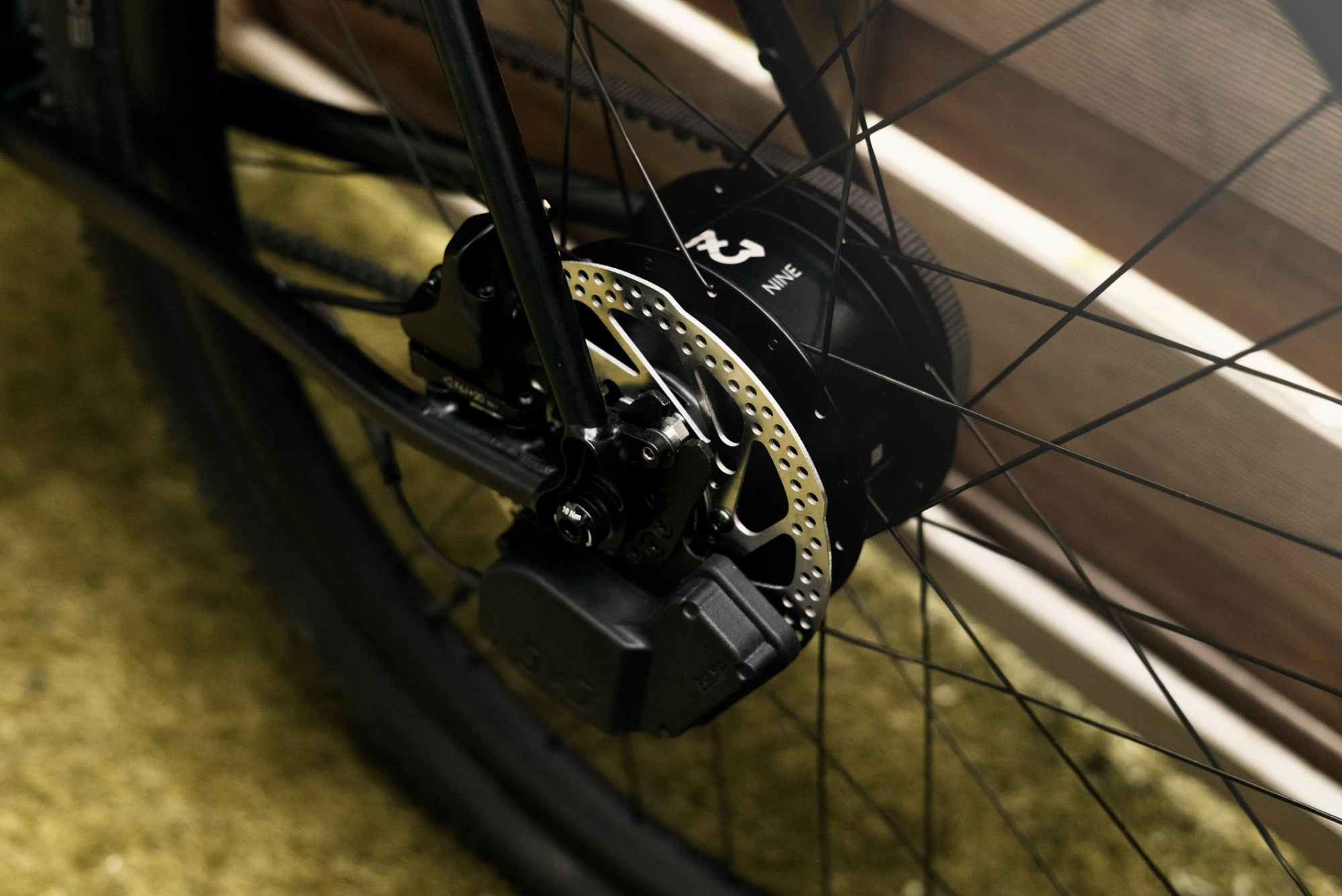 Rear wheel of the Alpine 3x3 with the 3X3 NINE hub, electric shift unit, brake rotor and Gates belt