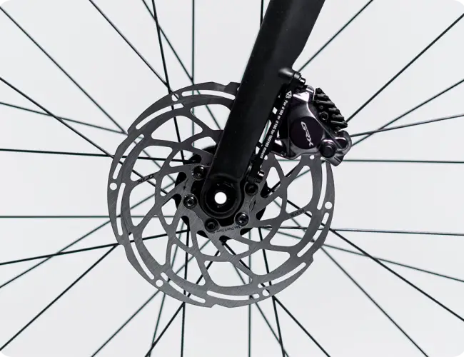 Hidraulikus tárcsafék féknyereg (Shimano GRX) és féktárcsa az első keréken, részletfotó