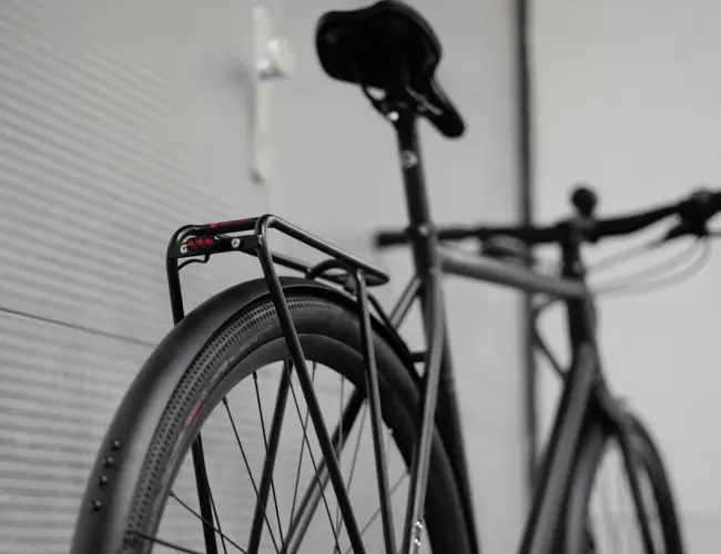 Csomagtartó egy Booda Bike-on, hátulról és alulról nézve