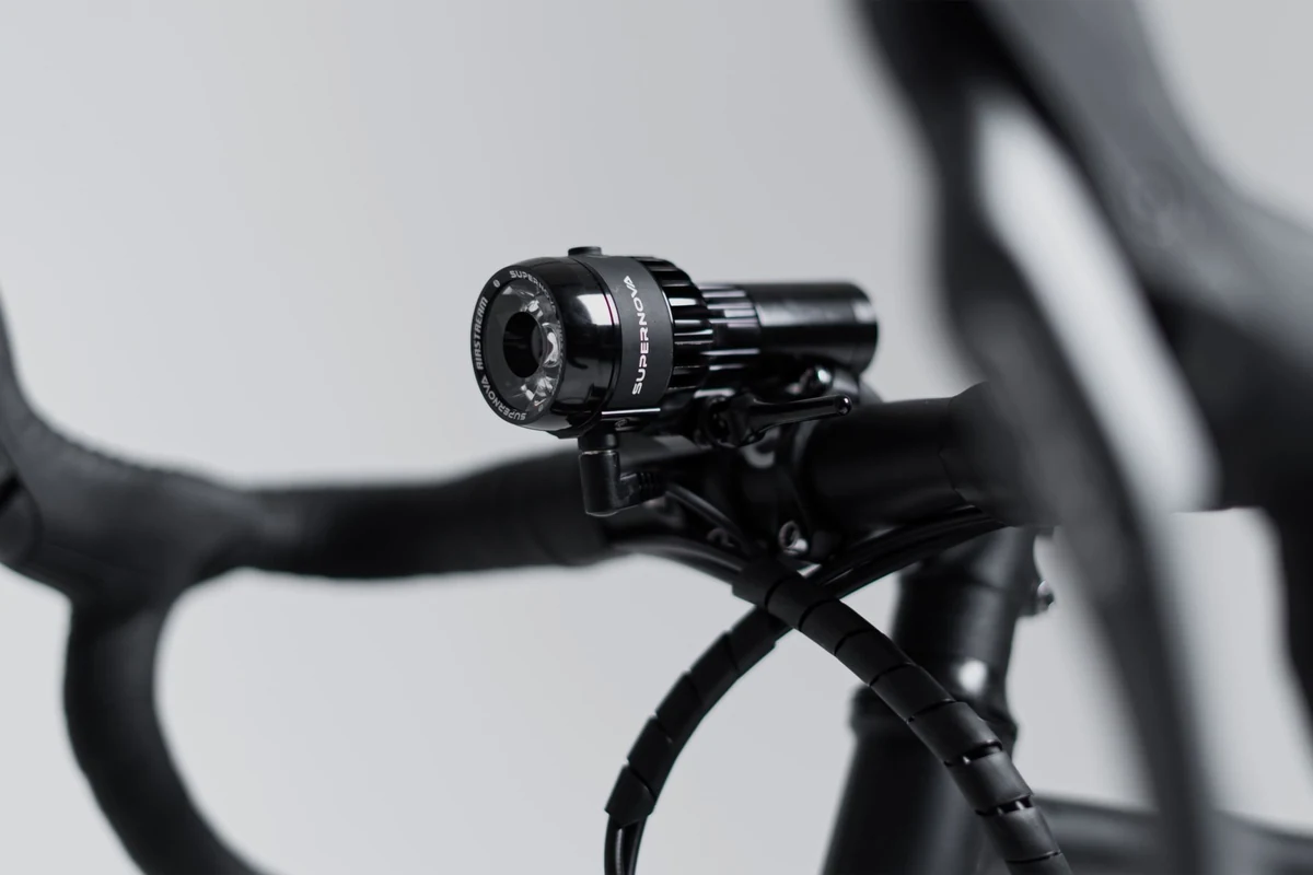 Fekete spirálban összefogott kábel a lámpa alatt, a Booda Bike Alpine kormányán