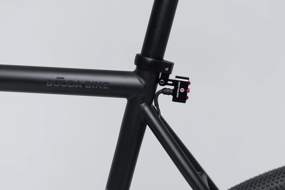 Seat clamp with a rear light on the seat tube of a Booda Bike Alpine