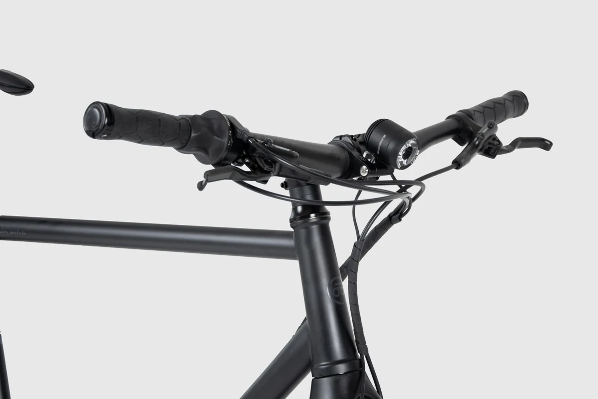 A Booda Bike Pulse kormányzata, a fék- és lámpakábel spirálban összefogva a kormányszárnál