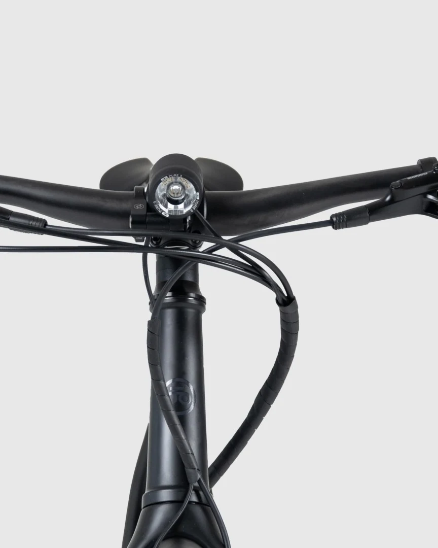 Fék- és lámpakábel fekete spirálban a Booda Bike Pulse kormánya alatt