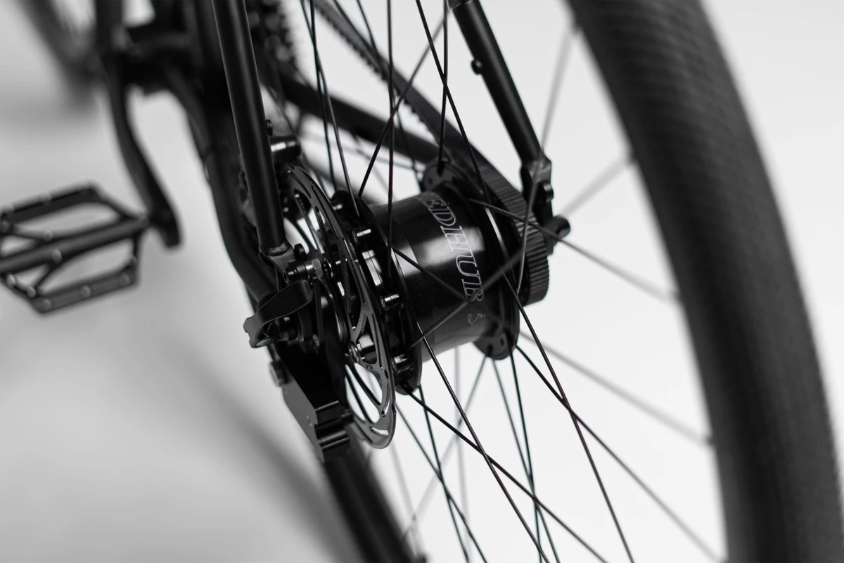 Rear wheel and black hub of a Booda Bike Alpine with the Sport Pedal Alu in the blurred foreground