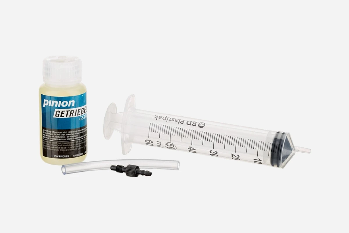 Contents of the Pinion oil change kit: bottle of Pinion gearbox oil, 60 ml oil syringe, clear hose and black threaded connector