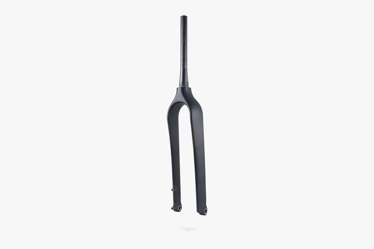 Booda Bike Carbon Fork – E-Bike, 500 mm in three-quarter view: black carbon fork with a long steerer and two legs on a light grey background