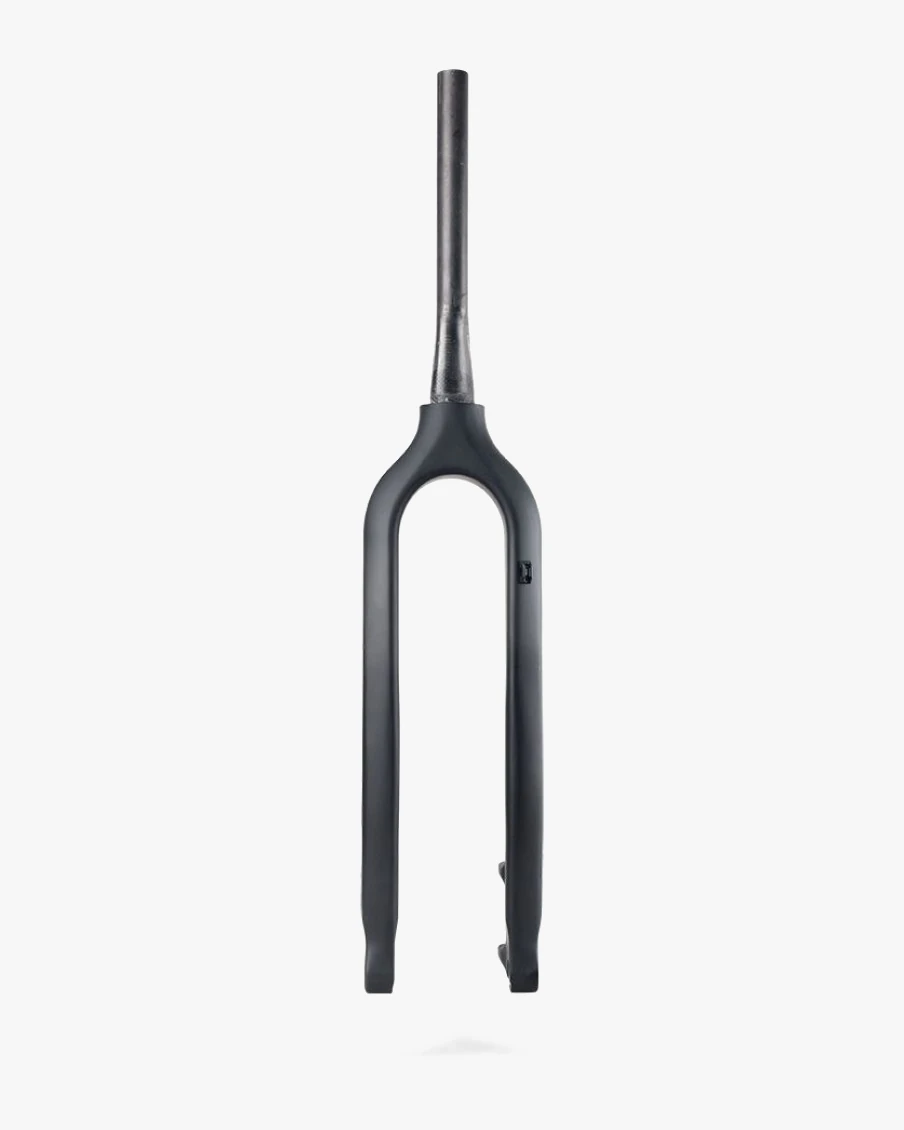 Booda Bike Carbon Fork – E-Bike, 500 mm seen from the front: black carbon fork with a long steerer, a wide crown and two legs