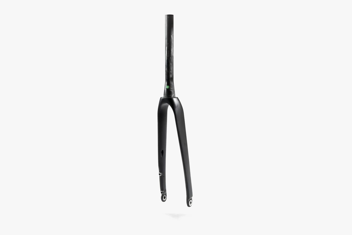 Booda Bike Carbon Fork – Road in three-quarter view: black carbon fork with a long steerer, crown and two legs ending in thru-axle dropouts