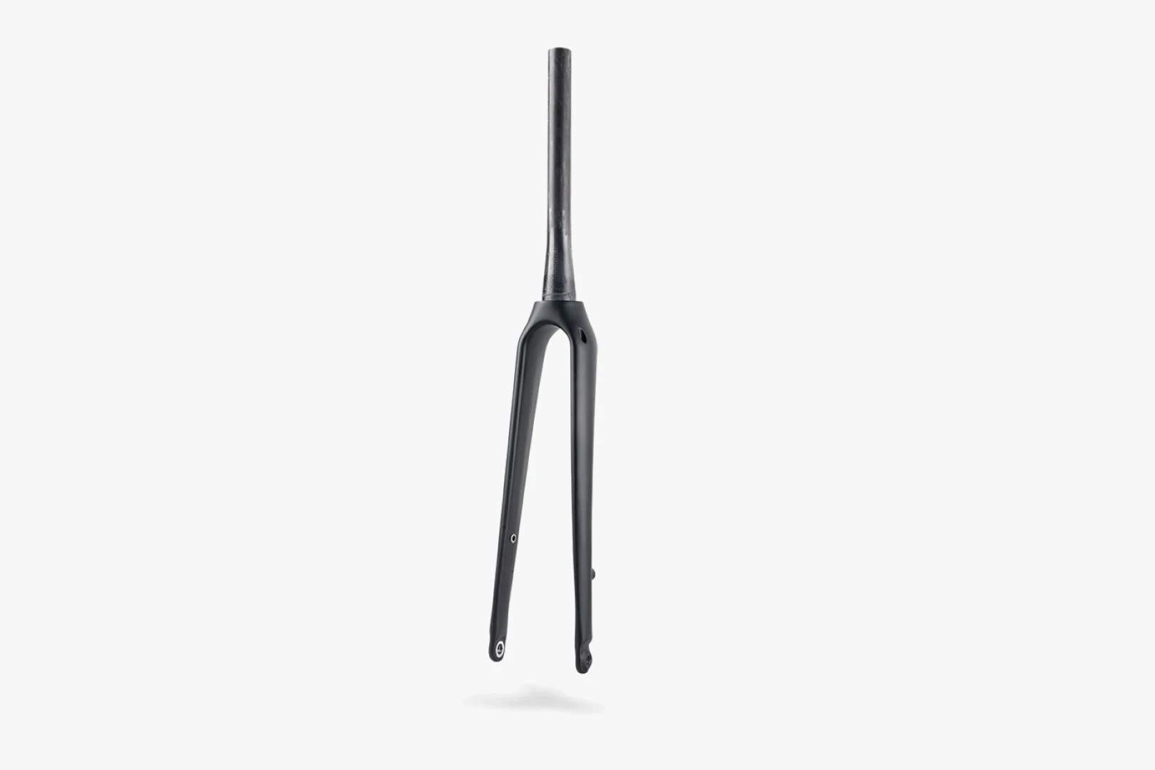 Booda Bike Carbon Fork – Trekking, With lighting cable channel in front view: black carbon fork with a long tapered steerer, two legs and a small opening on the side of the crown on a light grey background