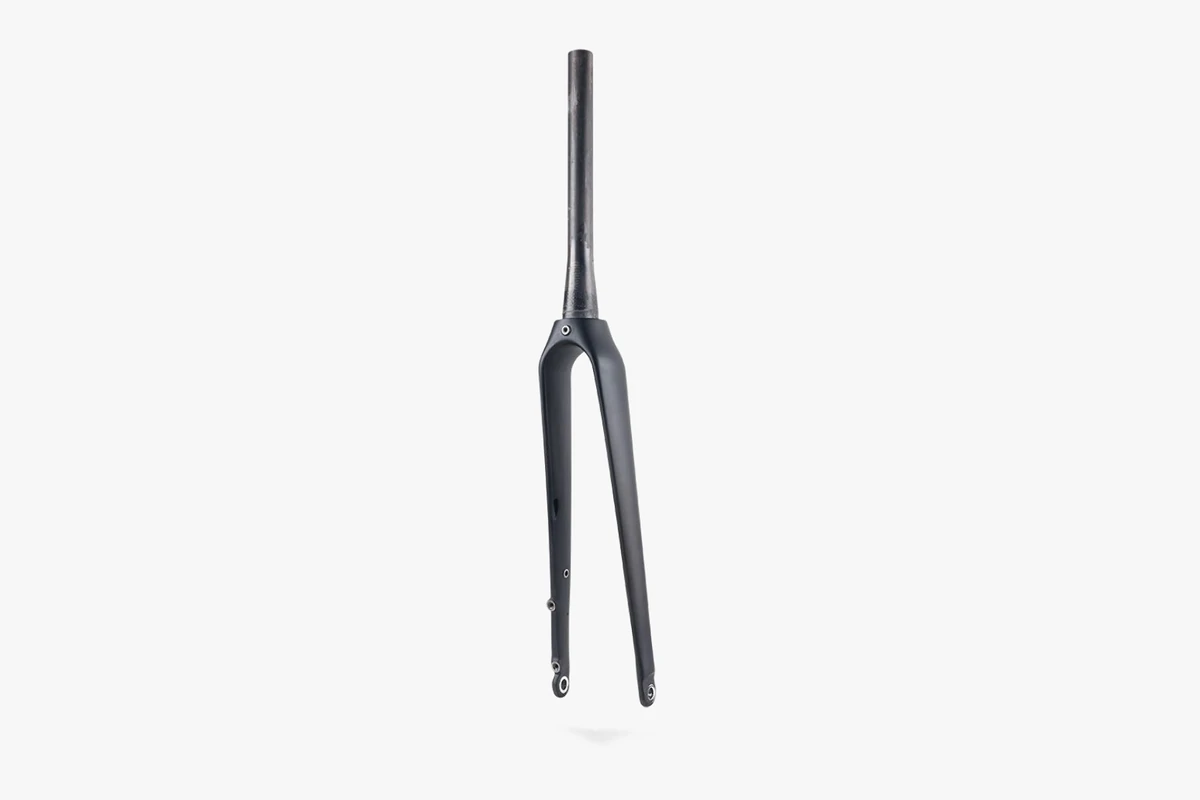 Booda Bike Carbon Fork – Trekking, Without light cable channel in three-quarter view: black carbon fork with a long tapered steerer and two legs on a light grey background