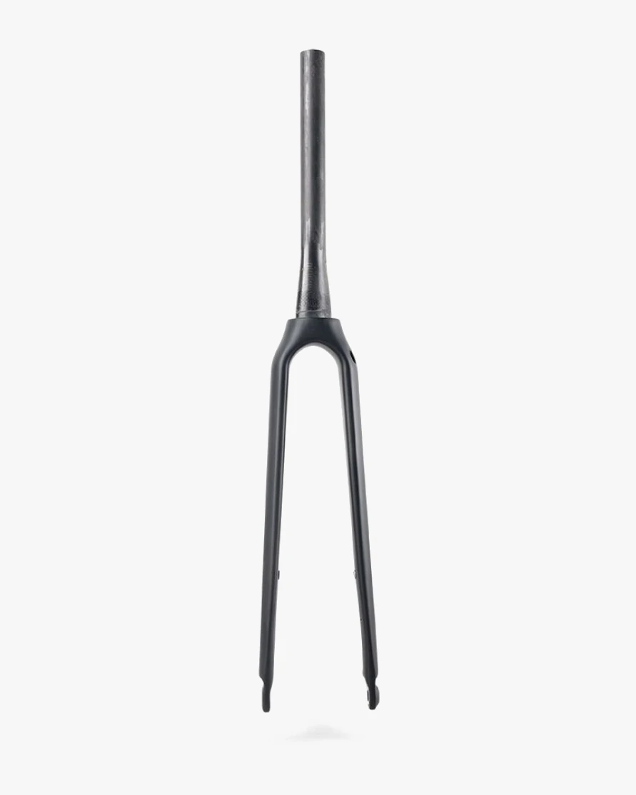 Booda Bike Carbon Fork – Trekking, Without light cable channel seen from the front: black carbon fork with a tapered steerer and two straight legs