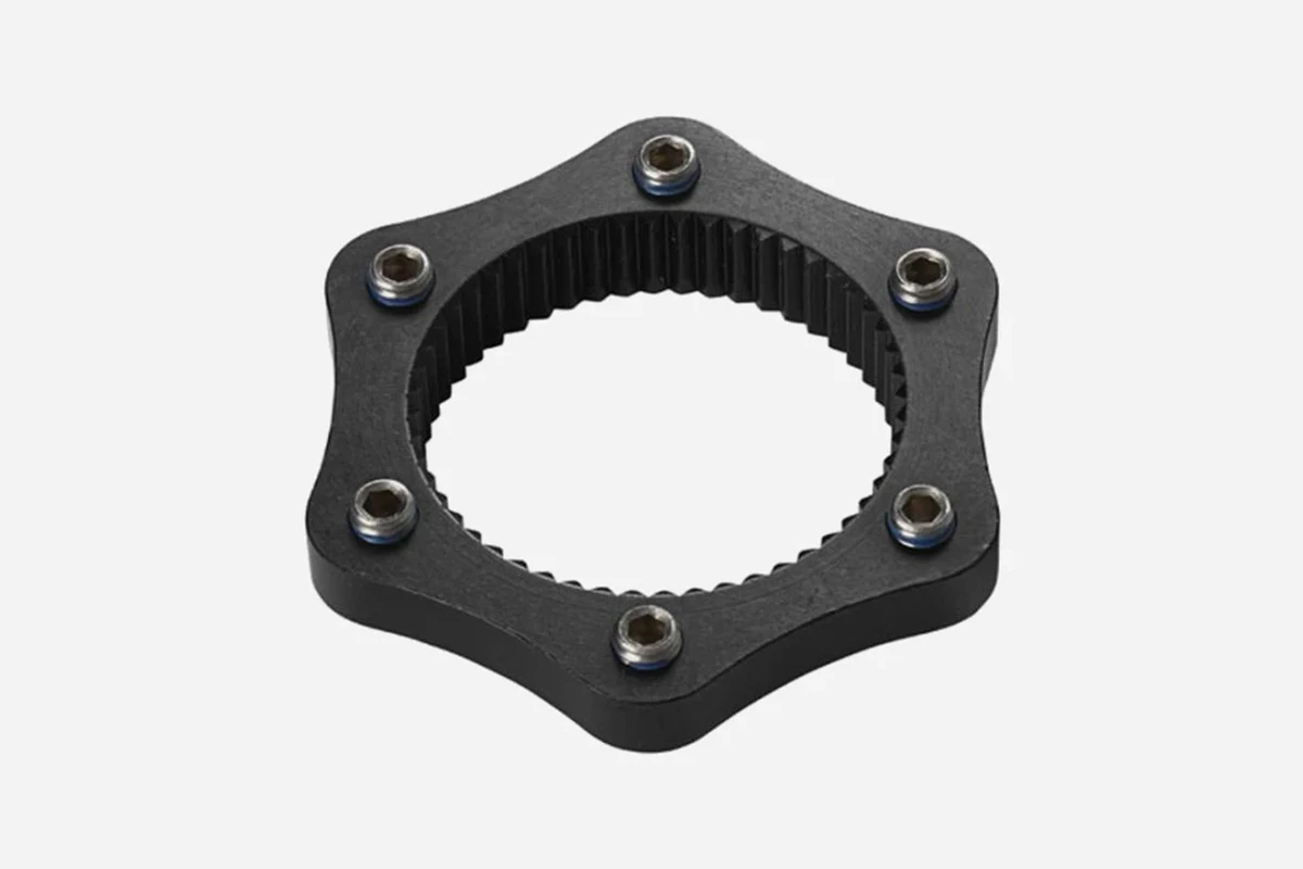 Fekete Possible Centerlock–6 csavaros adaptergyűrű bordázott középső furattal és hat csavarral a peremén