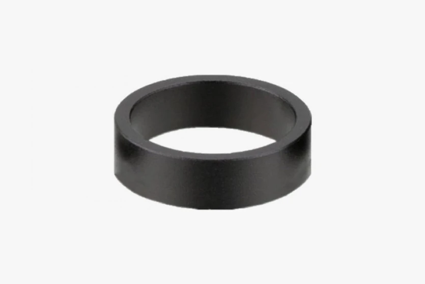 A Possible headset aluminium spacer: fekete gyűrű ferde nézetből, világosszürke háttéren