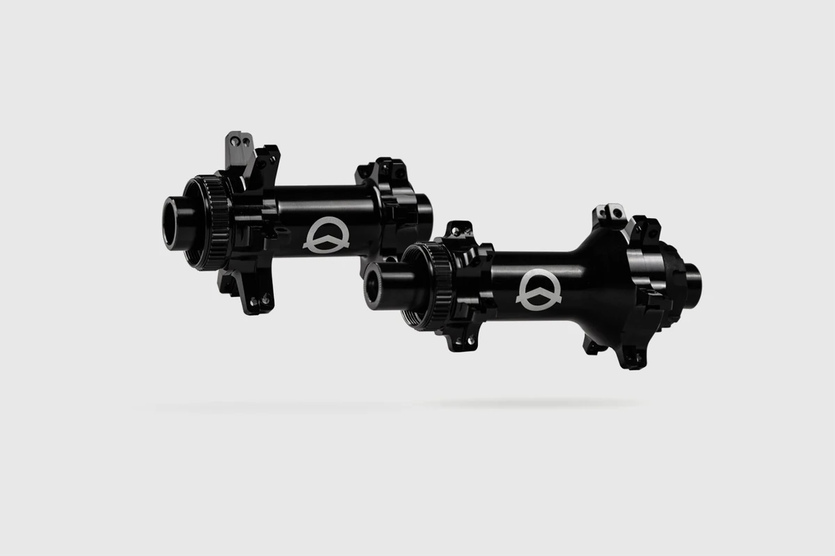 Possible SpinnerOne hub set, black straightpull front and rear hub, 24 holes
