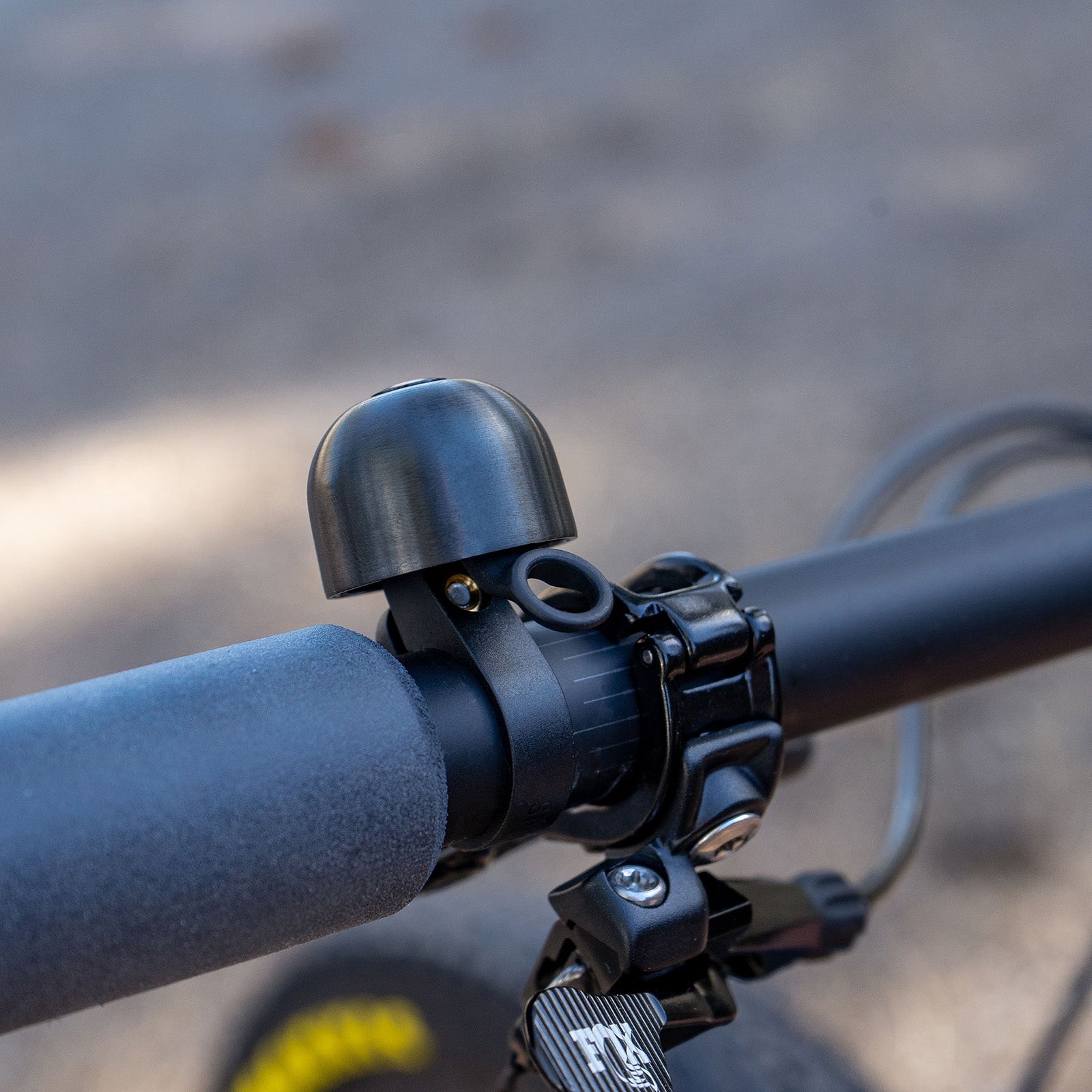 Spurcycle Compact ringklocka 22.2 svart/svart monterad på ett rakt styre bredvid handtaget