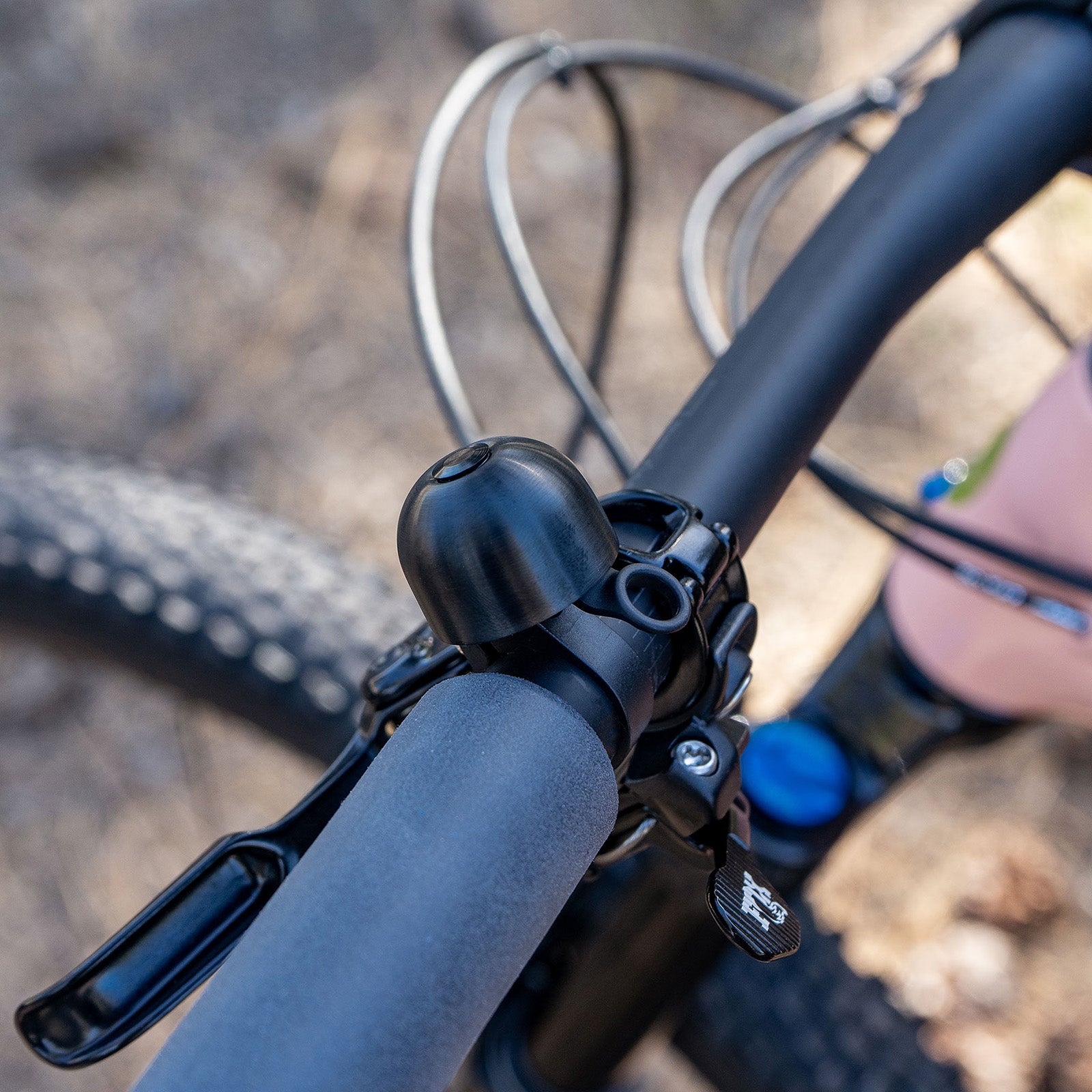 Spurcycle Compact ringklocka 22.2 närbild av den svarta kupolen och det fasta fästet