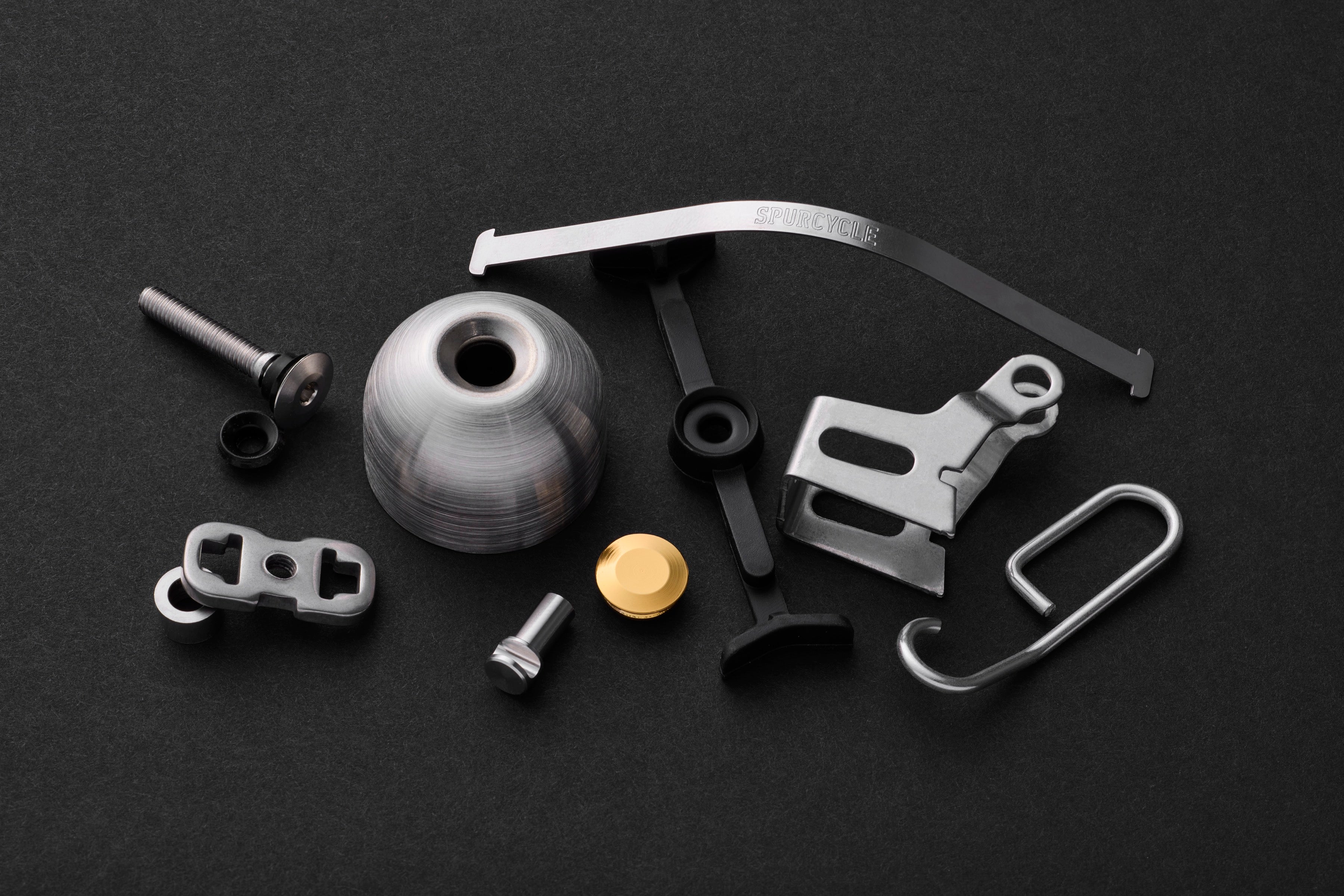 Części dzwonka Spurcycle Original Bell – korpus ze stali nierdzewnej, kopułka ze stopu mosiądzu i aluminiowy młoteczek
