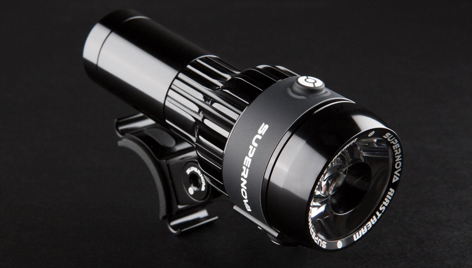 Supernova Airstream 2 koplamp op batterij in zwart geanodiseerd aluminium met stuurhouder