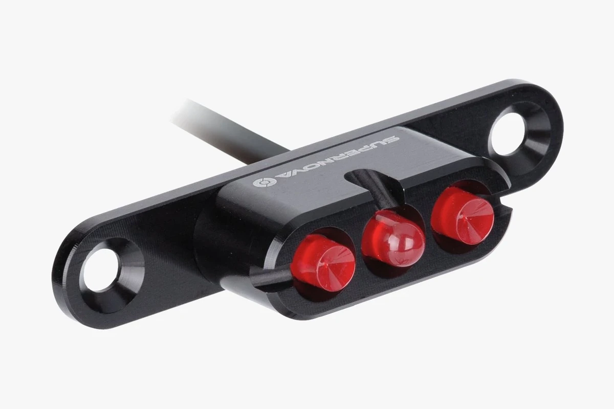 Supernova E3 Tail Light 2 csomagtartós változat feketében, három piros lencsével